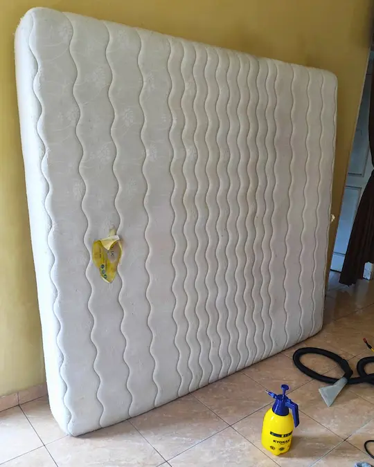 Kasur queen setelah dicuci oleh Indeep Cleaning